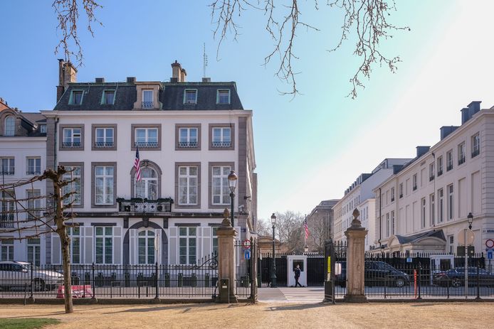 De ingang van de Amerikaanse ambassade aan de Hertogstraat, naast het Warandepark.