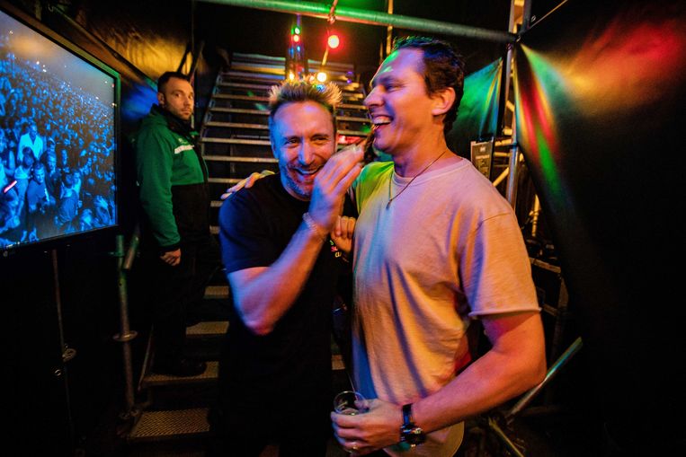 Onderonsje tussen Tiesto (rechts) en David Guetta na diens optreden tijdens het Amsterdam Musical Festival, een onderdeel van Amsterdam Dance Event (ADE) van vorig jaar. Beeld ANP