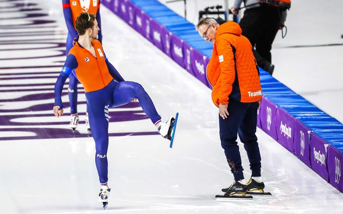Jan Blokhuijsen toont zijn schaats aan bondscoach Geert Kuiper na afloop van de rit in de halve finale van de ploegenachtervolging in de Gangneung Oval.
