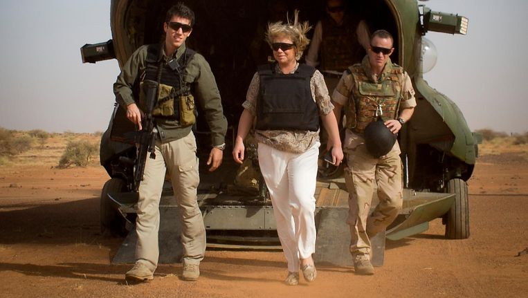 Minister van Defensie Jeanine Hennis tijdens een tweedaags bezoek aan de Nederlandse militairen in Mali in aanloop naar de feestdagen. Beeld ANP