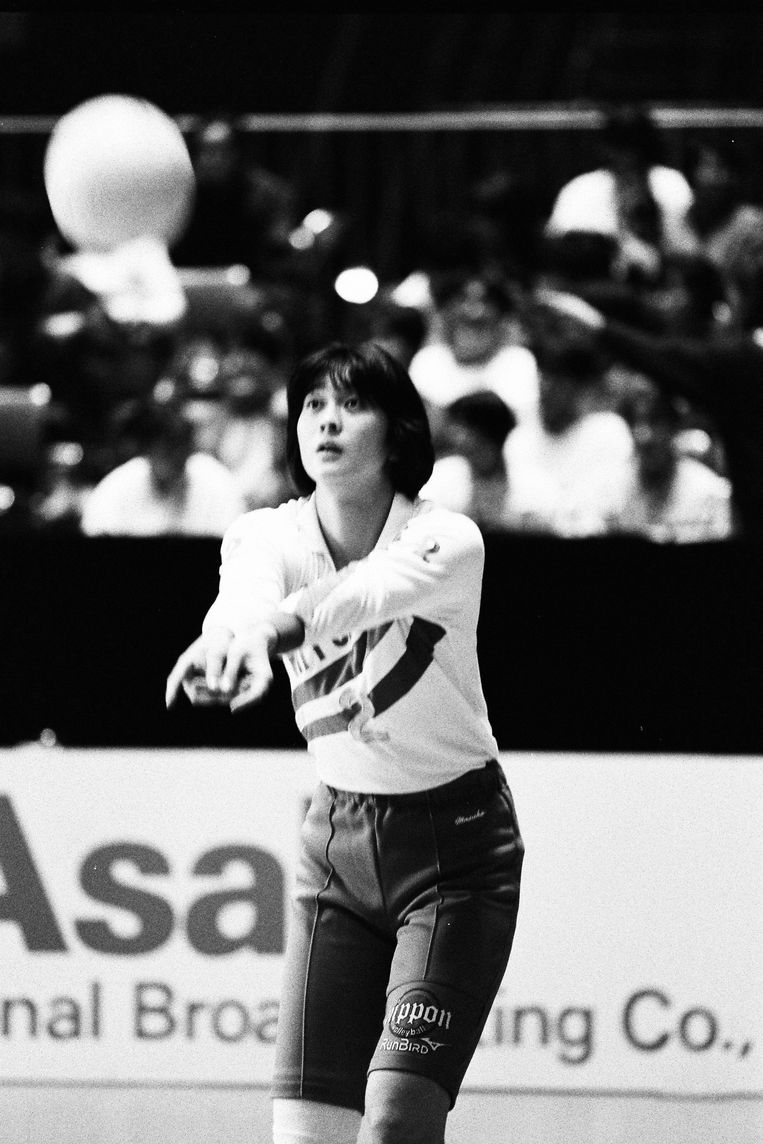 De Japanse volleybalinternational Naomi Masuko mocht tijdens haar carrière alleen ‘ja’ of ‘nee’ zeggen tegen haar coach. Voor emotie was geen plaats. Beeld The Asahi Shimbun via Getty Imag
