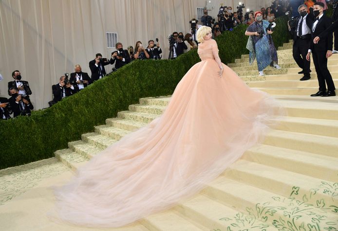 Billie Eilish et son immense robe rose poudré.