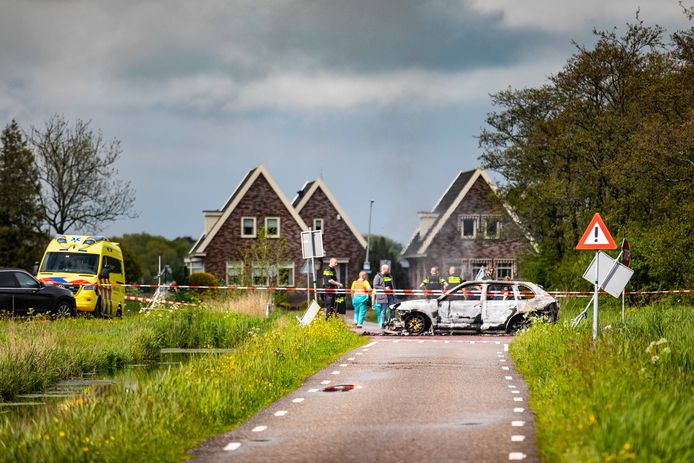 Agenten doen onderzoek in een weiland. Een politieachtervolging na een gewapende overval op een waardetransport in Amsterdam-Noord is geëindigd in een weiland Waterland.