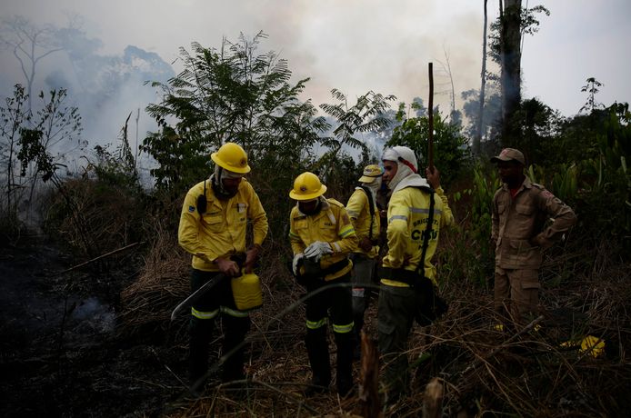 Brandweermannen in Porto Velho in de regio Vila Nova Samuel die deel uitmaakt van de Amazone.