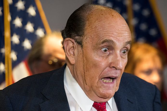 Rudy Giuliani tijdens de beruchte persconferentie op 19 november 2020, waar hij beweerde dat de uitkomst van de presidentsverkiezingen te wijten was aan fraude.