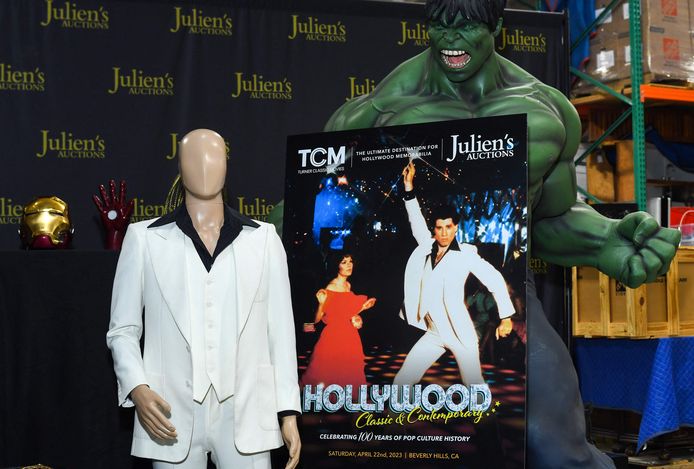 Het op maat gemaakte witte pak van John Travolta werd voor 260.000 dollar geveild.