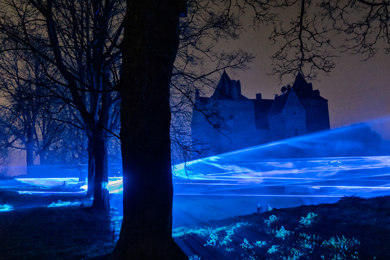 Slot Loevestein, zoals het te zien was in maart van dit jaar. Kunstenaar Daan Roosegaarde presenteerde toen het virtuele kunstwerk Waterlicht.
