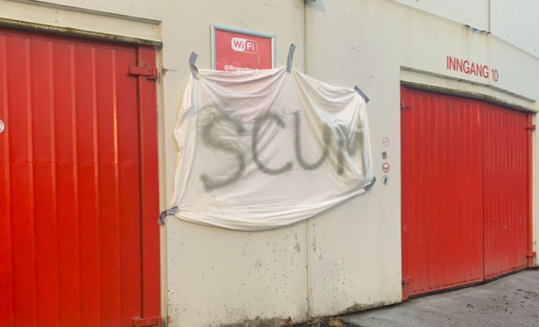 Une banderole avec le mot "racaille" écrit en grand placardée sur l'enceinte du stade par des fans du SK Brann après l'éclatement du scandale.