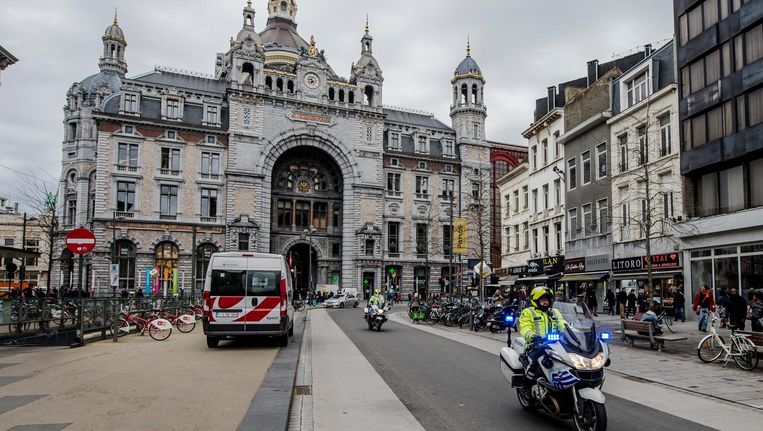 Politie en leger op het station van Antwerpen Centraal. Beeld anp