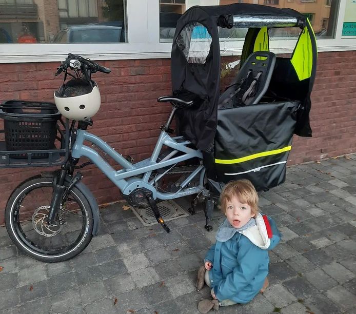 Emile bij de fiets waarmee hij dagelijks van en naar Deurne werd gebracht.