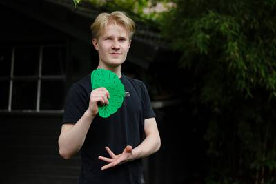Goocheltalent Olivier (15) uit Heeze valt ook bij de volwassenen in de prijzen