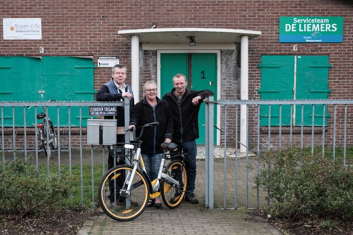 Sjon en Ingrid van der Hoeven en Adri van Zundert (links) voor de nieuwe locatie van Low Budget Bikes in Westervoort.
