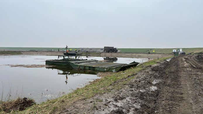 Militairen testen in de Hedwigepolder de Bresdefender, een ponton om een dijk te dichten