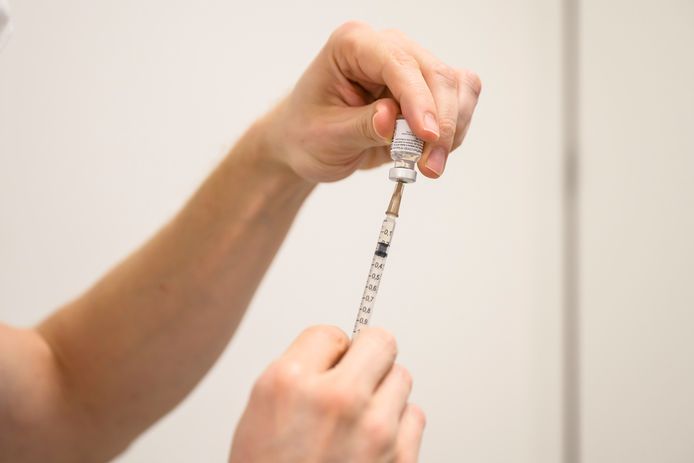 "De vierde prik wordt bij mensen met een verzwakt immuunsysteem eigenlijk als de booster beschouwd", zegt Gudrun Briat, woordvoerster van de Task Force Vaccinatie