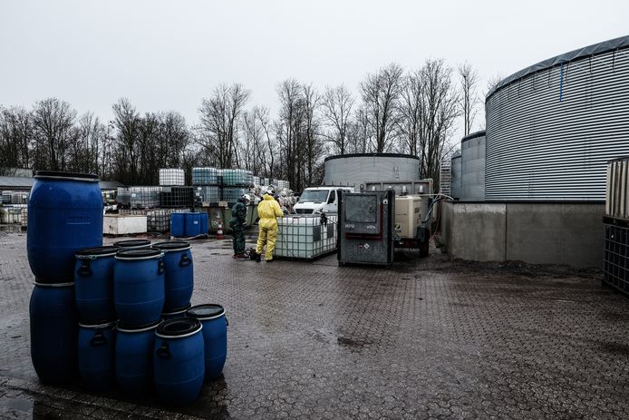 De 1320 vaten met brandblusschuim, met daarin het niet-afbreekbare gif PFOS, zijn sinds begin 2021 opgeslagen in vier silo's op het terrein aan de Voltastraat.