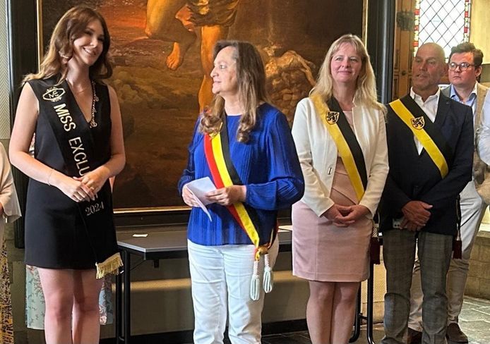 Miss Exclusive 2024 Maxine Van Belleghem ontvangen op stadhuis ...