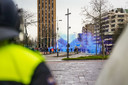 Blauwe rookbommen voor het station.