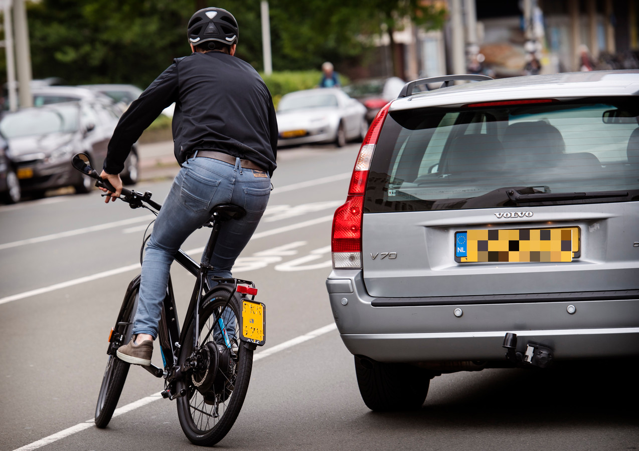 Een gewone e-bike (tot 25 km/h) hoeft geen kentekenplaat te hebben, voor speed pedelecs (maximaal 45 km/h) geldt die verplichting wel.