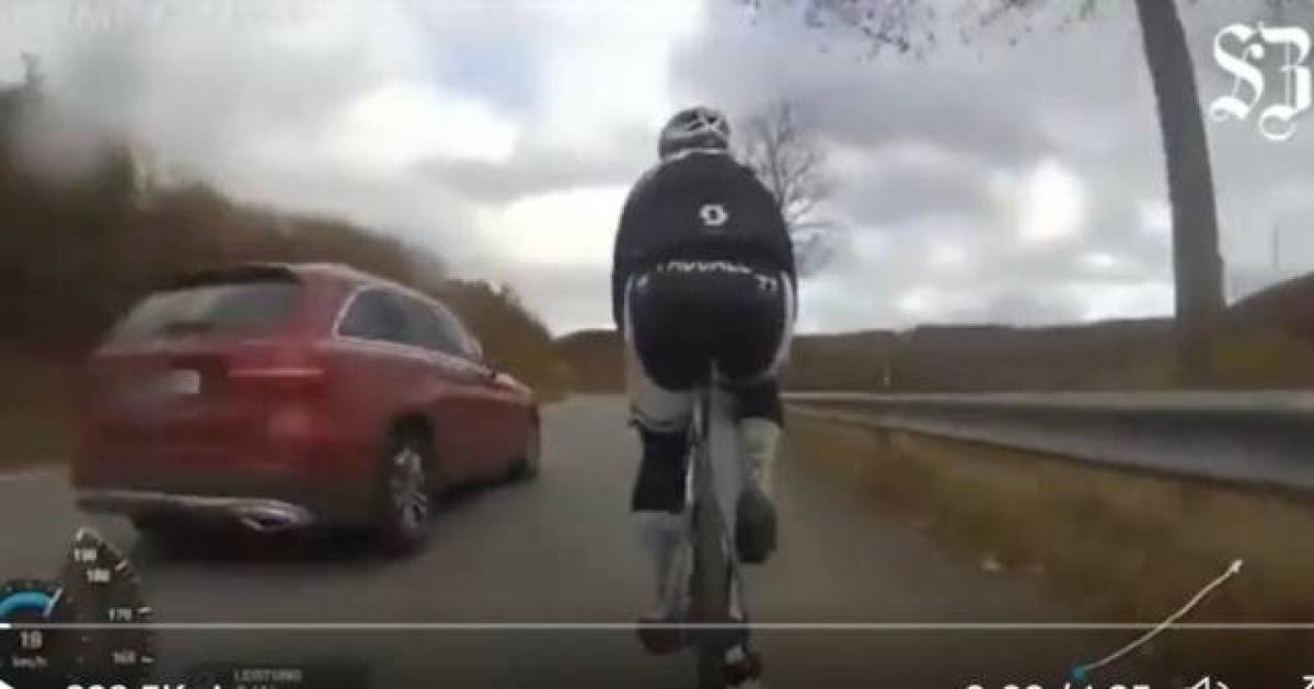 Splendide foto dell’autista che cerca con tutti i mezzi di rovesciare due ciclisti |  vario