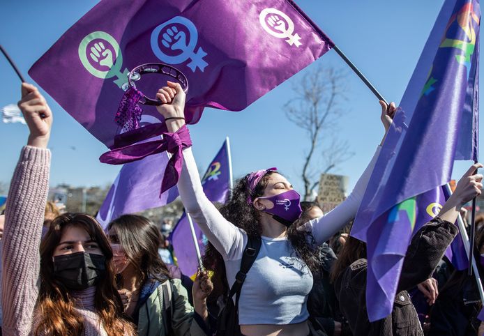 Vrouwen houden vlaggen vast en schreeuwen slogans tijdens de demonstratie tegen het besluit van Turkije om zich terug te trekken uit het Verdrag van Istanbul.