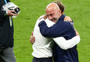 Gianluca Vialli barst in tranen uit als hij Roberto Mancini in de armen valt.