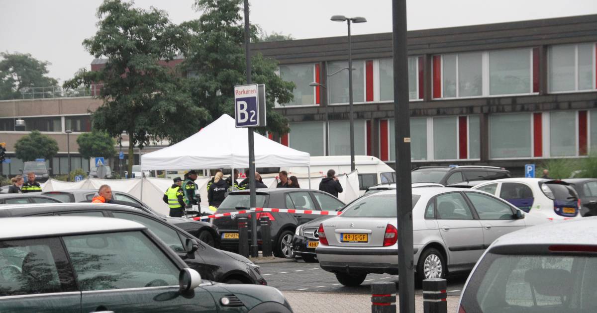 Politie doet onderzoek in Almelose woning na vondst lichaam bij ZGT.