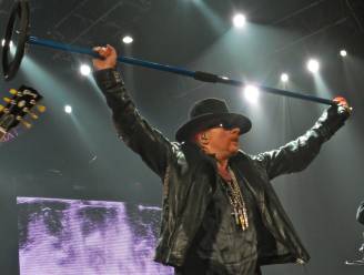 Guns N’ Roses-frontman Axl Rose pikt concertje mee tussen het publiek in Antwerpen