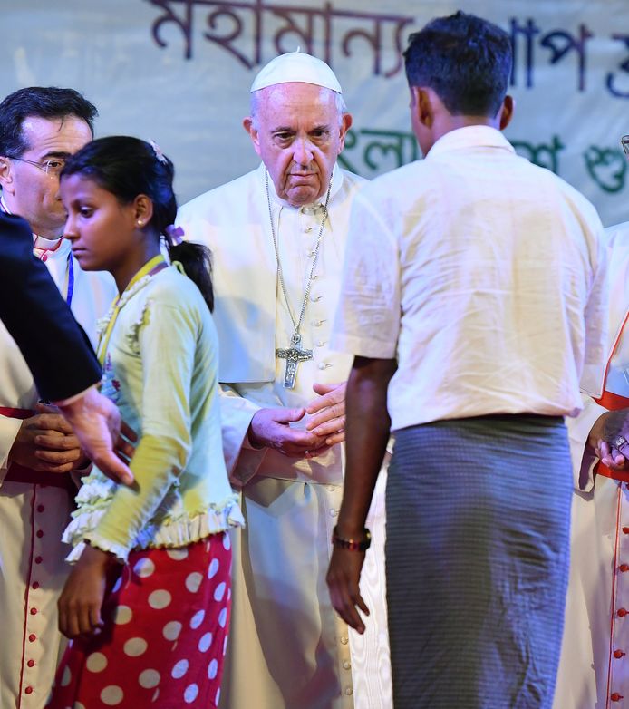 De paus begroette de Rohingya-moslims tijdens een interreligieuze gebedsbijeenkomst.