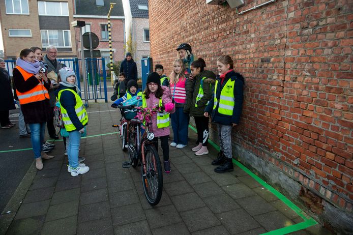 De kinderen van gemeentelijke basisschool De Klim verdienen digitale munten door met de fiets naar school te komen.