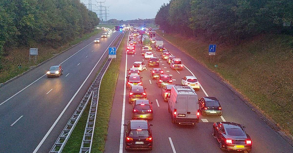 Ongeluk op A35 bij Enschede, flinke file in richting van grens als gevolg.