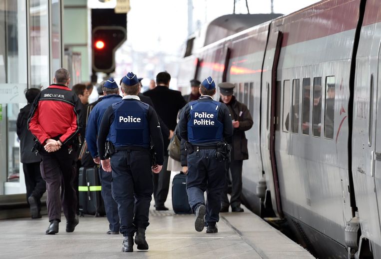 Politie in het station van Brussel-Zuid (archiefbeeld). Beeld Photo News