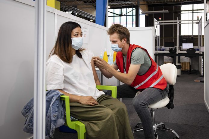 Iemand wordt gevaccineerd in de Nederlandse hoofdstad Amsterdam.