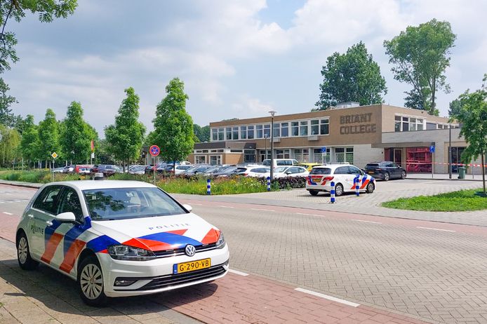 De politie doet onderzoek op het Briant College in Arnhem na een melding van een mogelijk steekincident.