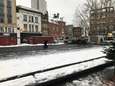 Sneeuw wijkt in Eindhoven voor schaatsbaan op de Markt