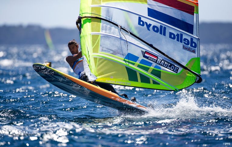 Kiran Badloe in actie tijdens een wereldbekerwedstridj in Hyères. Beeld Richard Langdon/Ocean Image/Pro Shots