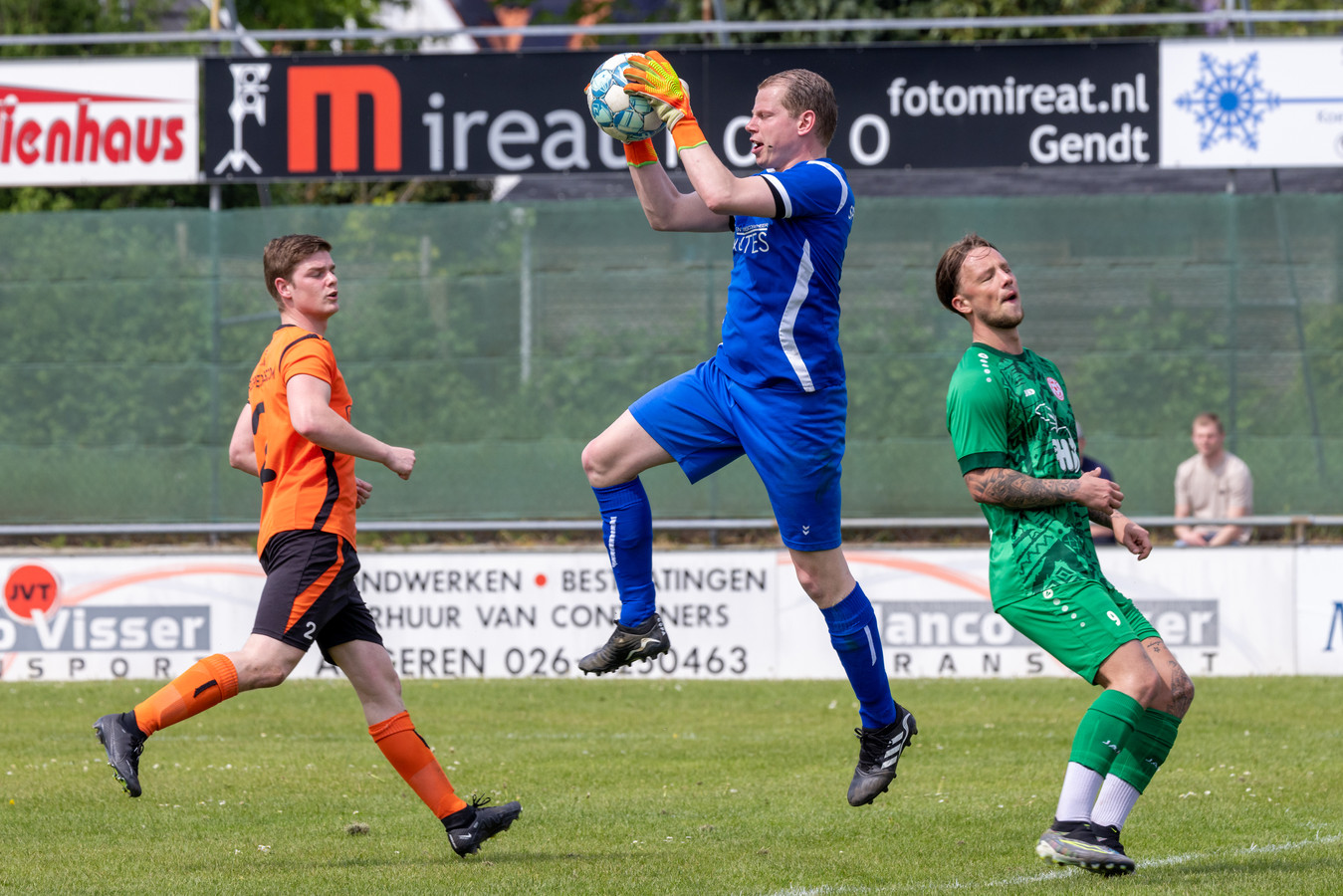 Vijf goals Boehlé voor Jonge Kracht, RKHVVvrouwen kampioen en De