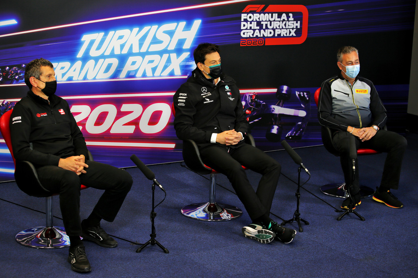 Pirelli Racing Manager Mario Isola zit op de rechterstoel.