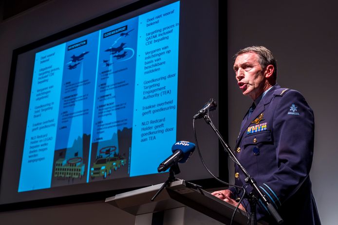 Kolonel-vlieger Peter Tankink (directie Operaties) staat de pers te woord over de Nederlandse aanval op een autobommenfabriek van IS in het Iraakse Hawija in 2015.