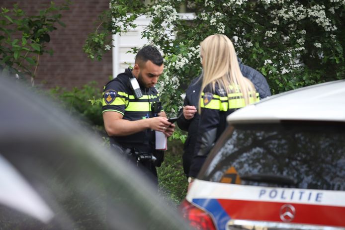 Op de François Valentijnstraat in Den Haag is vanavond iemand beroofd. De politie is op zoek naar vier verdachten.