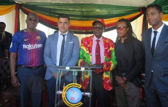 President Robert Mugabe poseert voor een foto met Edgar Davids en Patrick Kluivert.