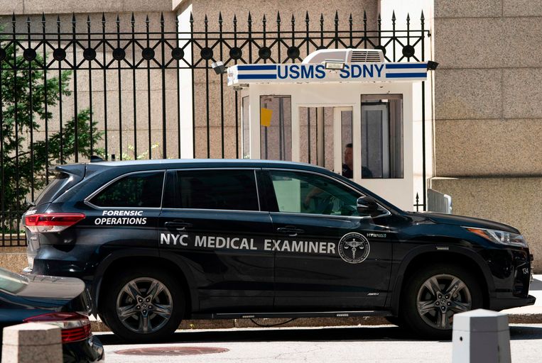 10 augustus 2019. De auto van een lijkschouwer staat geparkeerd voor het gebouw van het Metropolitan Correctional Center in Manhattan. Eerder die dag was Epstein daar overleden.  Beeld AFP