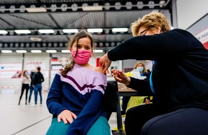 In Vlaanderen biedt de overheid het vaccin tegen HPV gratis aan aan alle meisjes en jongens in het eerste jaar secundair onderwijs in Vlaanderen. Archiefbeeld.