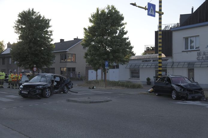 De verhakkelde wagens op het kruispunt.