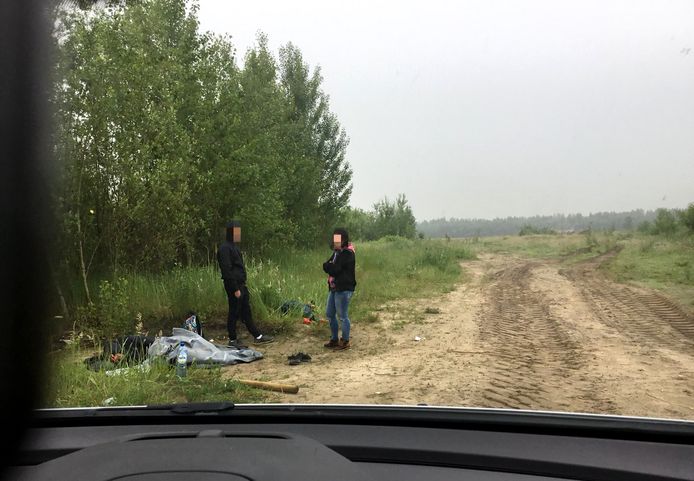 Albanezen worden aangehouden op verboden terrein tegenover NS-station Lage Zwaluwe.