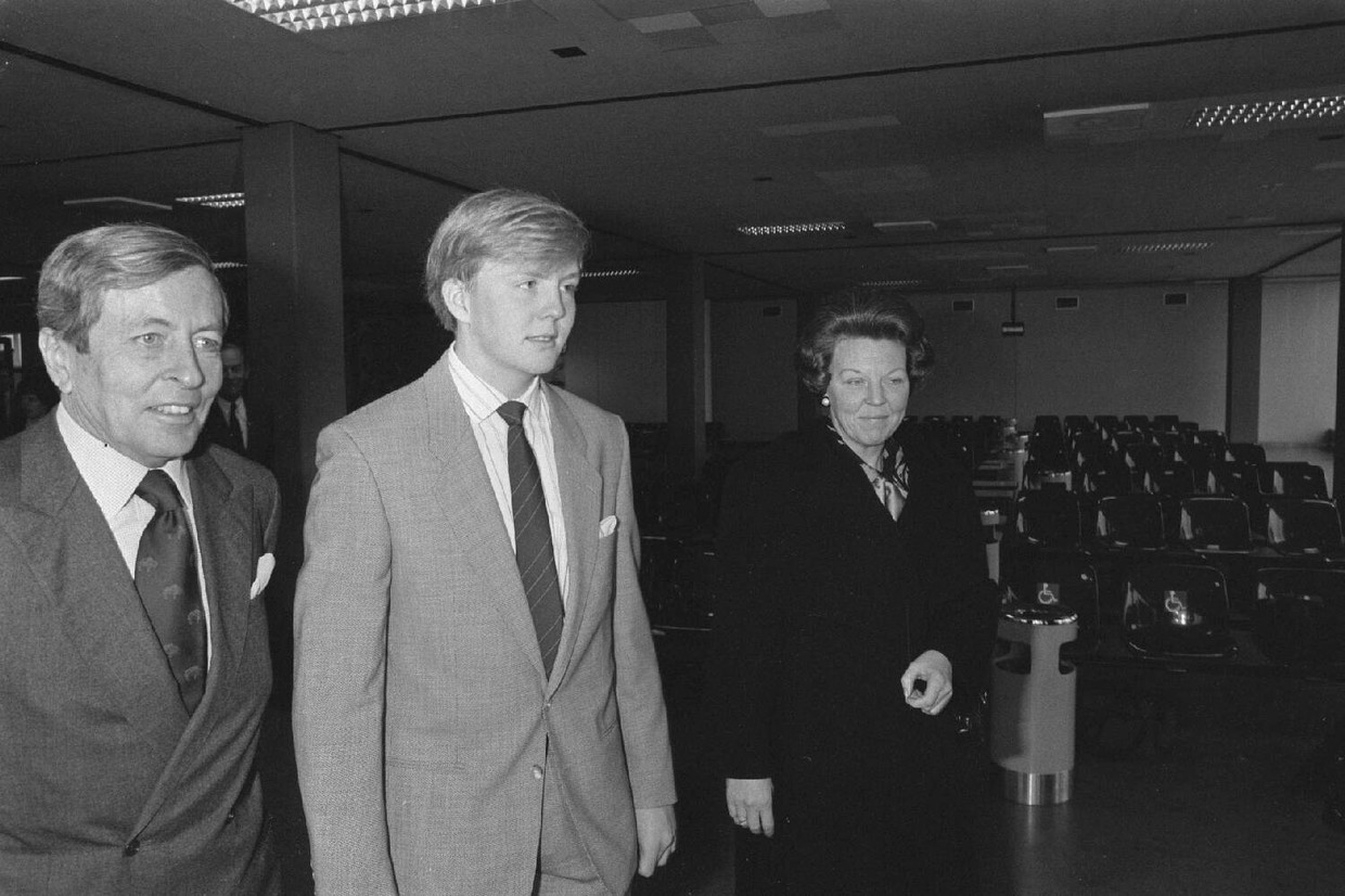 Prins Claus, prins Willem Alexander (dan 19) en koningin Beatrix op weg naar vliegtuig voor een bezoek aan de Nederlandse Antillen, 4 februari 1987. Beeld Nationaal Archief