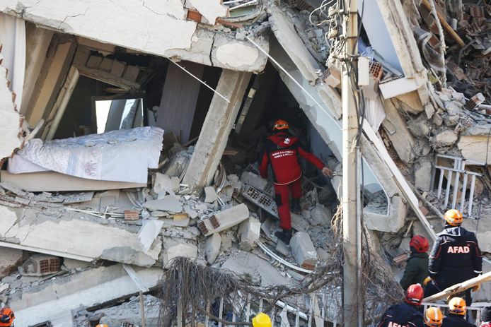 Er zijn 72 gebouwen ingestort terwijl nog eens bijna 1.000 beschadigd raakten na 462 naschokken.