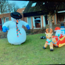 De sneeuwpop en het rendier met de arrenslee stonden in de tuin van Bommelstein in Zaltbommel.