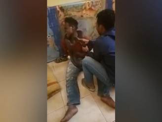 VIDEO. Politie bedreigt verdachte met levende slang tijdens ondervraging