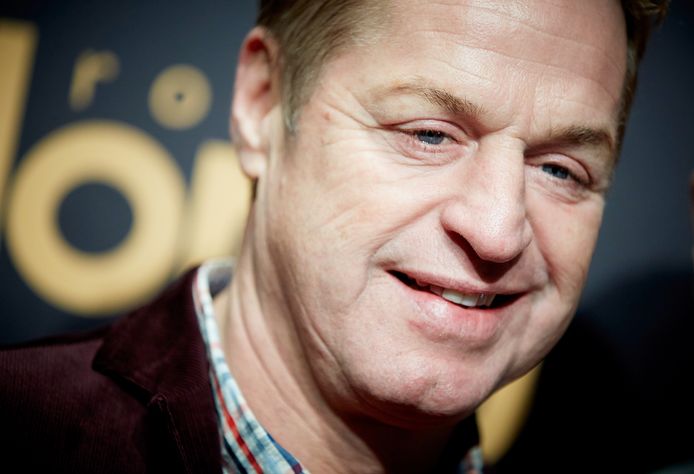Tony Neef op de rode loper bij de première van de musical Robert Long.