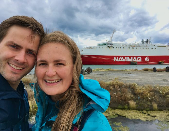 Annick en haar vriend Gieljan in Chili met op de achtergrond de boot waarmee ze vier dagen op pad gingen.